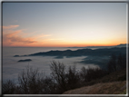 foto Colline nella nebbia al Tramonto